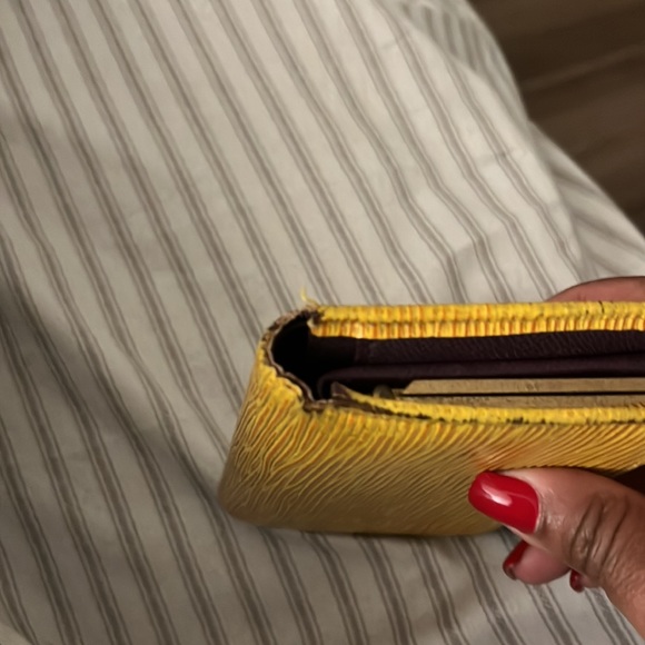 Louis Vuitton Epi wallet 4 cardslots coin area, bill fold, very used,corner wear - Picture 3 of 4